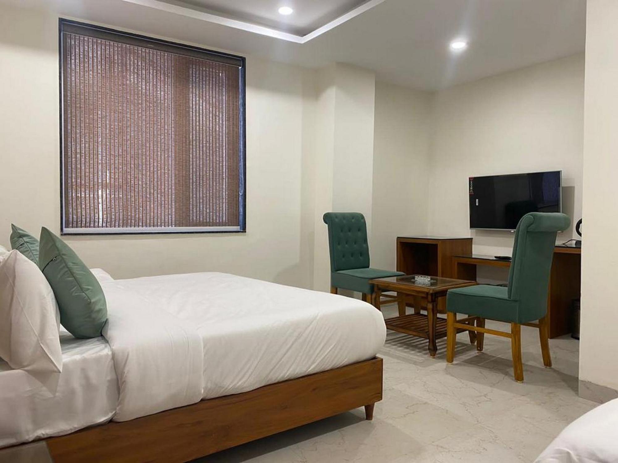 Hotel Eleven Heights Bhopal Eksteriør bilde