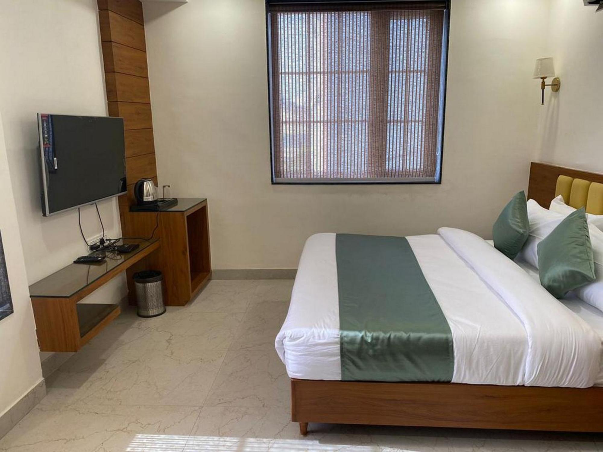 Hotel Eleven Heights Bhopal Eksteriør bilde
