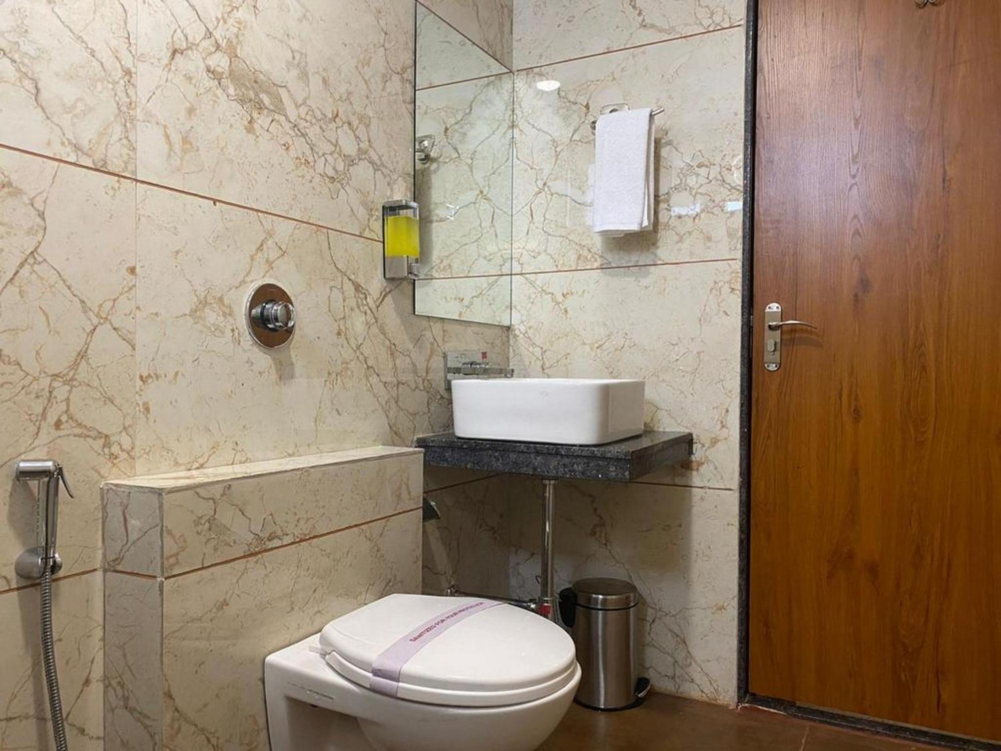 Hotel Eleven Heights Bhopal Eksteriør bilde