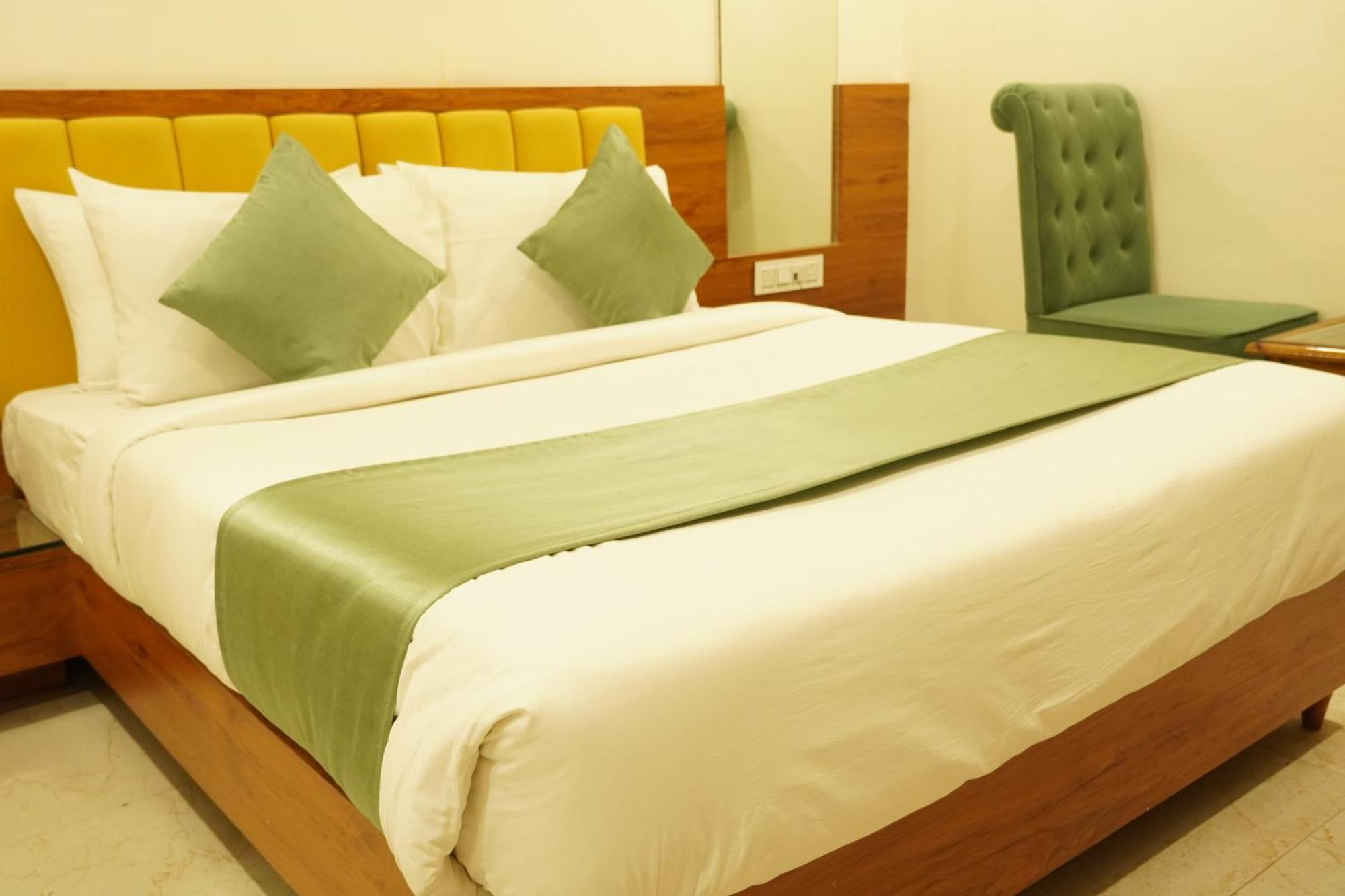 Hotel Eleven Heights Bhopal Eksteriør bilde