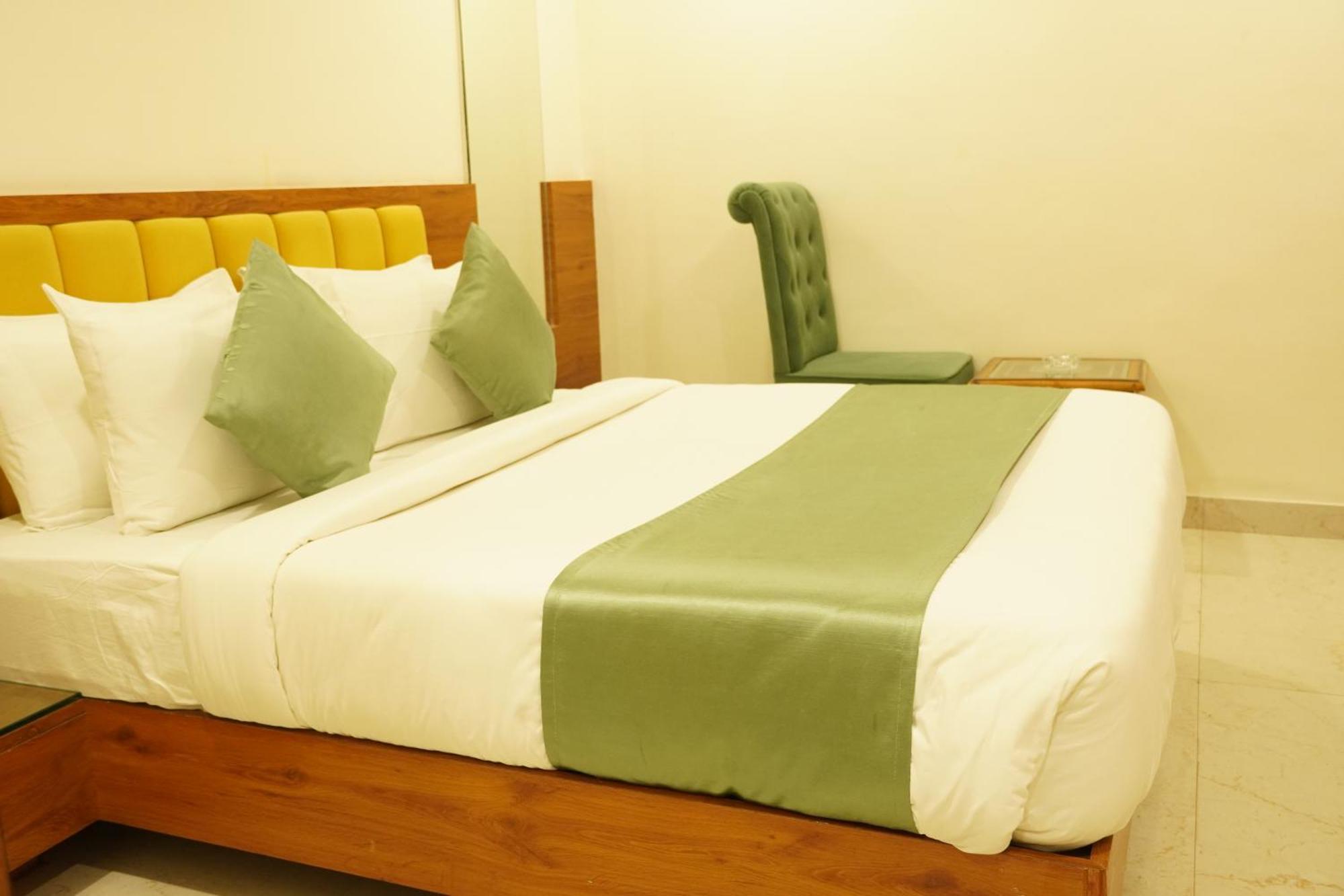 Hotel Eleven Heights Bhopal Eksteriør bilde