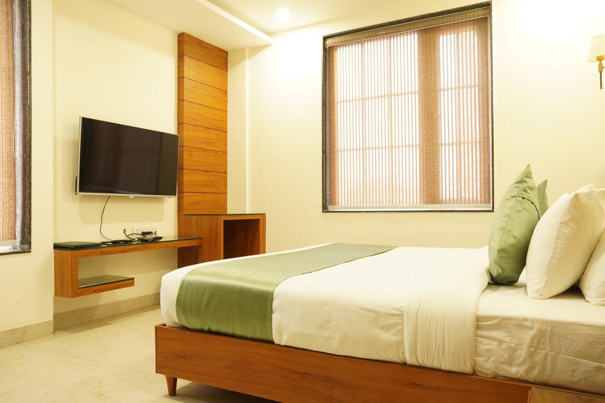 Hotel Eleven Heights Bhopal Eksteriør bilde