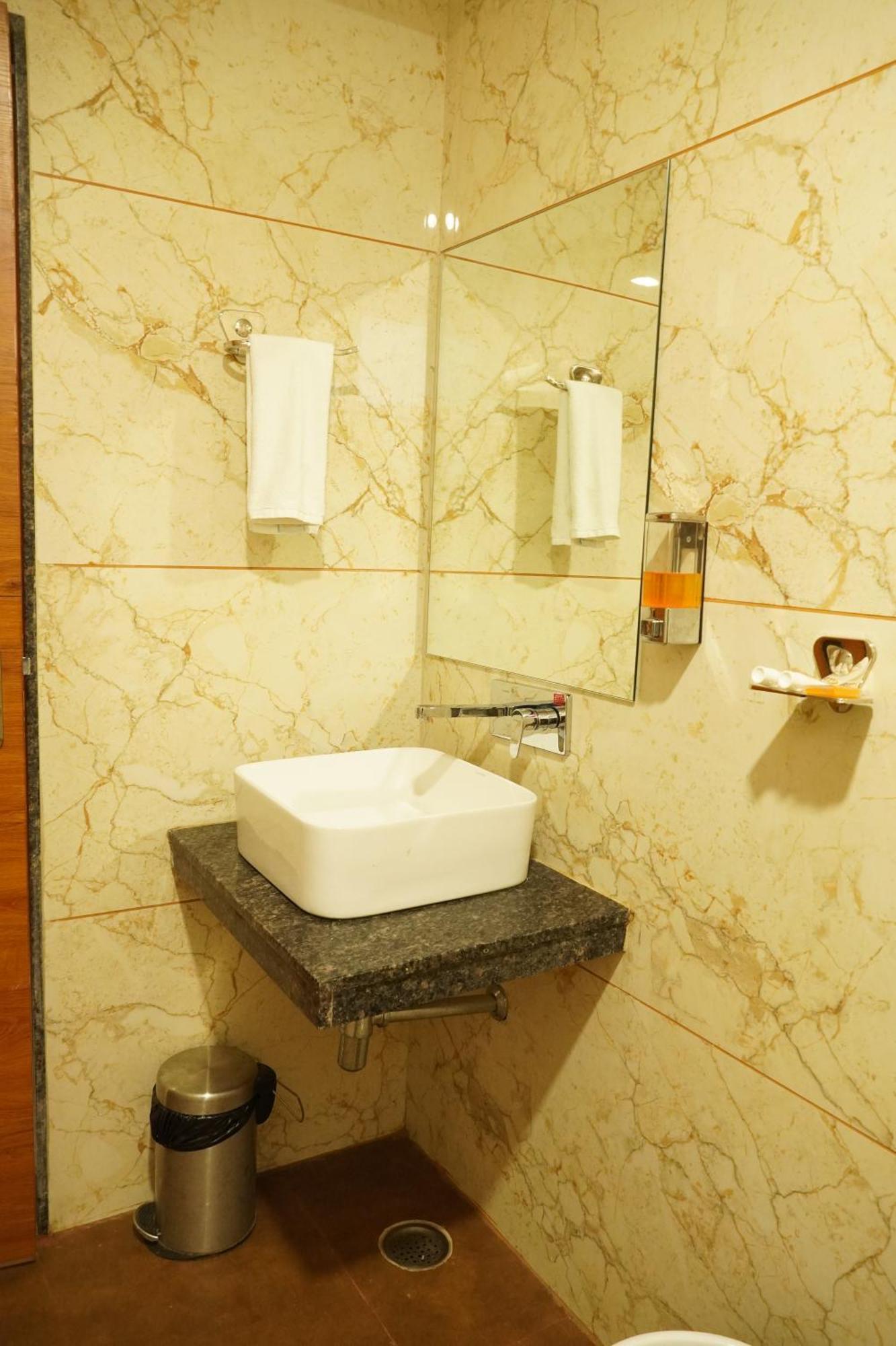 Hotel Eleven Heights Bhopal Eksteriør bilde
