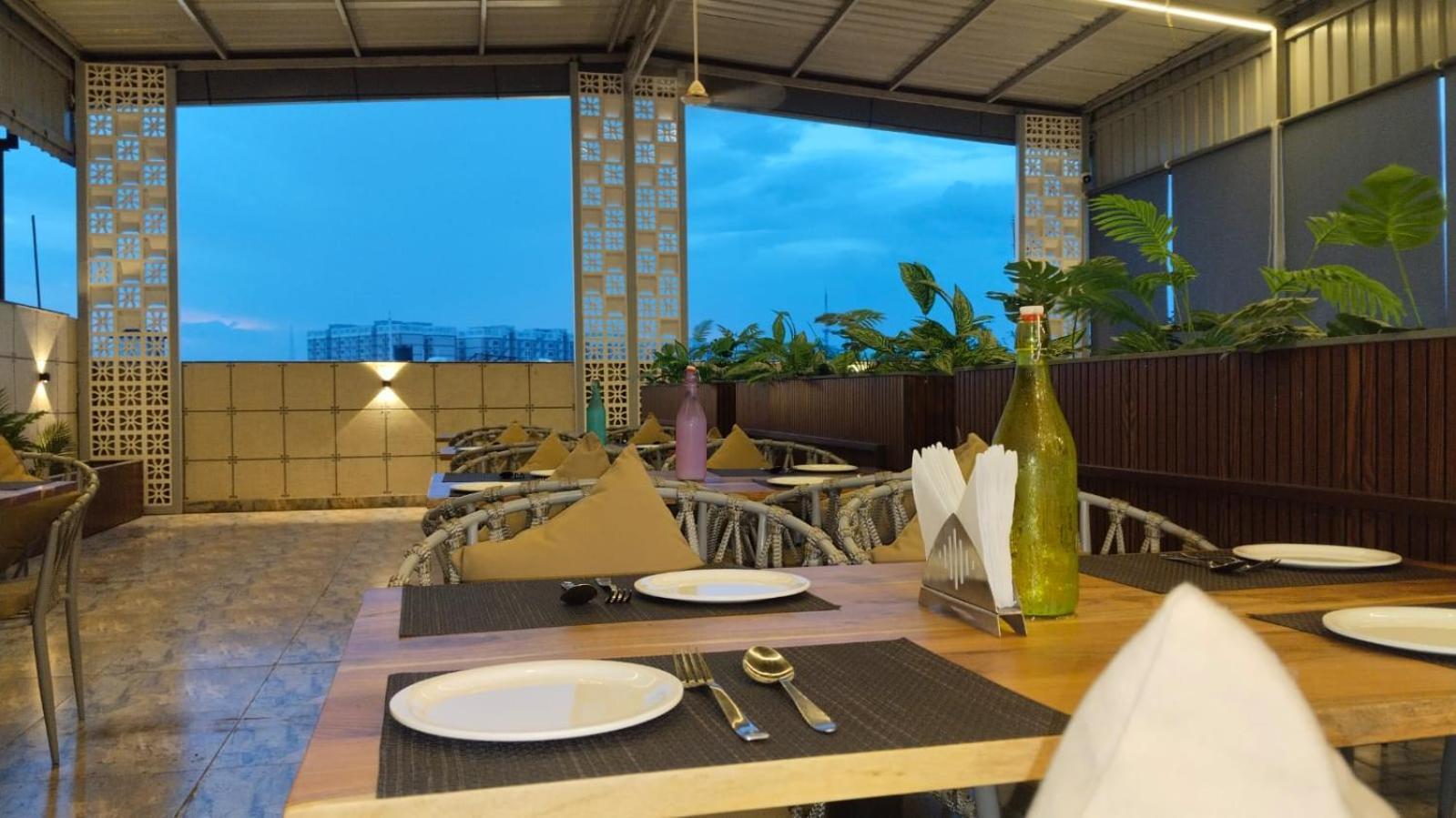 Hotel Eleven Heights Bhopal Eksteriør bilde